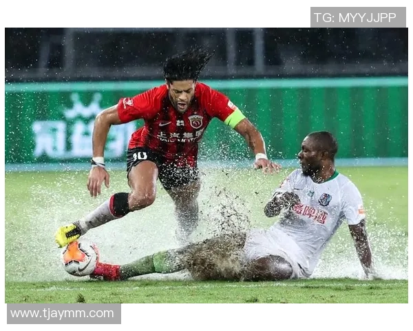 上海上港与青岛黄海青港历届交锋比分回顾与分析